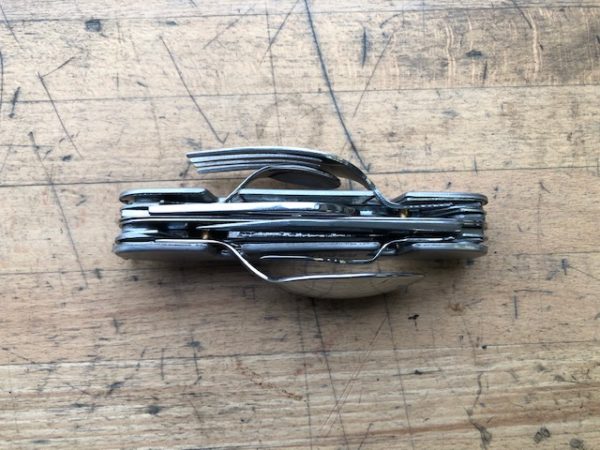COUTEAU MULTIFONCTION + FOURCHETTE + CUILLERES